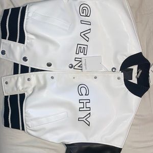 Givenchy kids  jacket can fit a size small person can be worn As a crop jacket